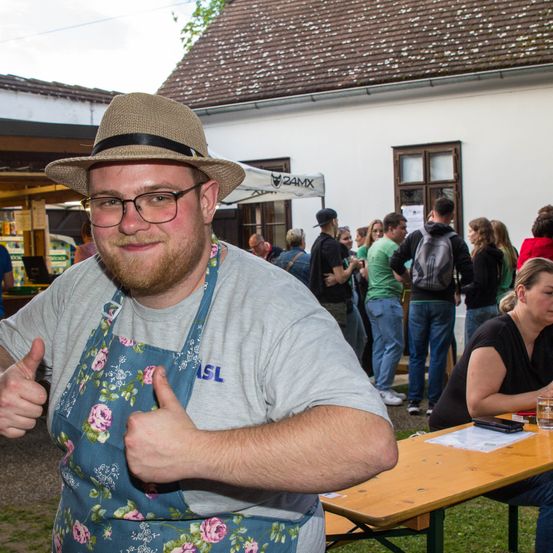 Bild enthält, Hat, Plywood, Finger, Person, Restaurant, Adult, Male, Man, Sun Hat, Woman