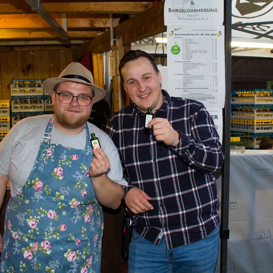 Bild enthält, Finger, Person, Shelf, Hat, Adult, Male, Man, Jeans, Wood, Face
