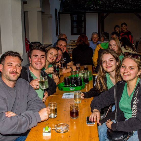 Bild enthält, Pub, Bar Counter, Adult, Female, Person, Woman, Male, Man, Child, Girl