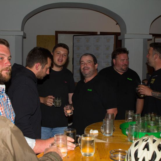 Bild enthält, Pub, Bar Counter, Beer, Adult, Male, Man, Person, Helmet, Glass, Face