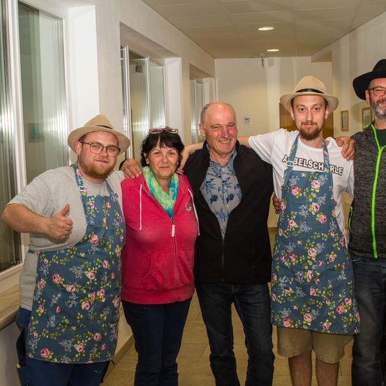 Bild enthält, Pants, Hat, Jeans, Adult, Male, Man, Person, Face, Glasses, Jacket