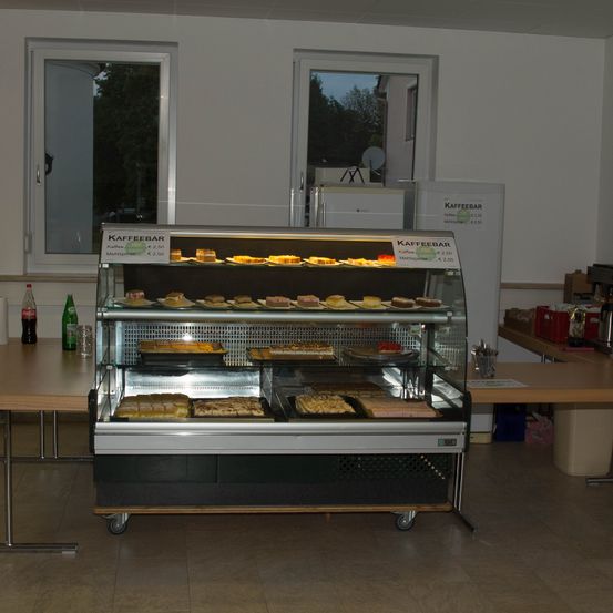 Bild enthält, Cafeteria, Indoors, Restaurant, Chair, Furniture, Architecture, Building, Shop, Wheel, Flooring