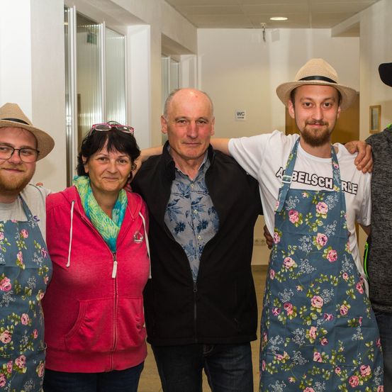 Bild enthält, Hat, Adult, Female, Person, Woman, Male, Man, Pants, Face, Jeans