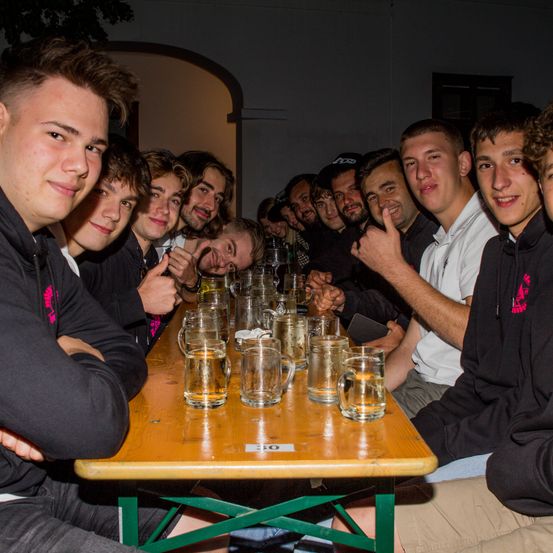 Bild enthält, Pub, Adult, Male, Man, Person, People, Urban, Face, Fun, Party