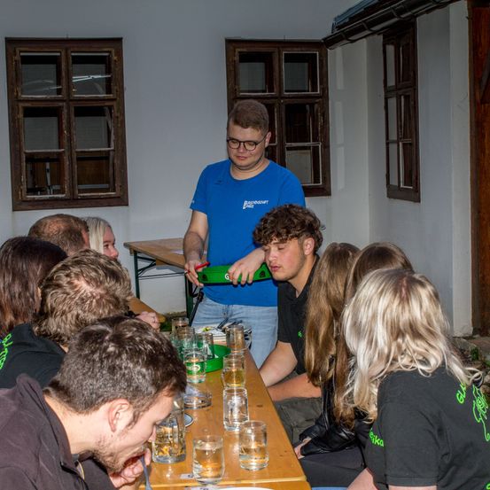 Bild enthält, Wood, Child, Female, Girl, Person, Adult, Male, Man, Pub, Face