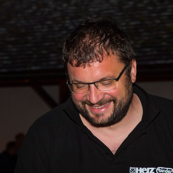 Bild enthält, Beard, Face, Head, Person, Adult, Male, Man, Glasses, Smile, Portrait