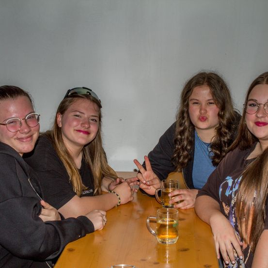 Bild enthält, Finger, Hand, Person, Glass, Face, Head, Beer, Glasses, Fun, Party