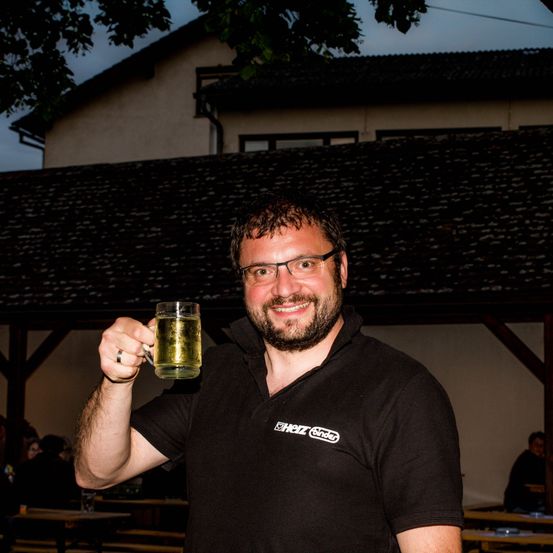 Bild enthält, Finger, Hand, Person, Beer, Adult, Male, Man, Face, Glass, Glasses