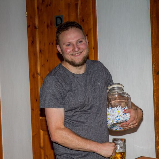 Bild enthält, Jar, Adult, Male, Man, Person, Wood, Face, Beer, Beverage, Door