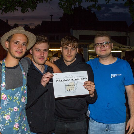 Bild enthält, Hat, T-Shirt, Sun Hat, Adult, Male, Man, Person, Face, Jeans, Glasses