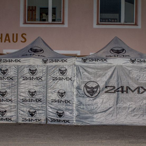 Bild enthält, Banner, Text, Tent