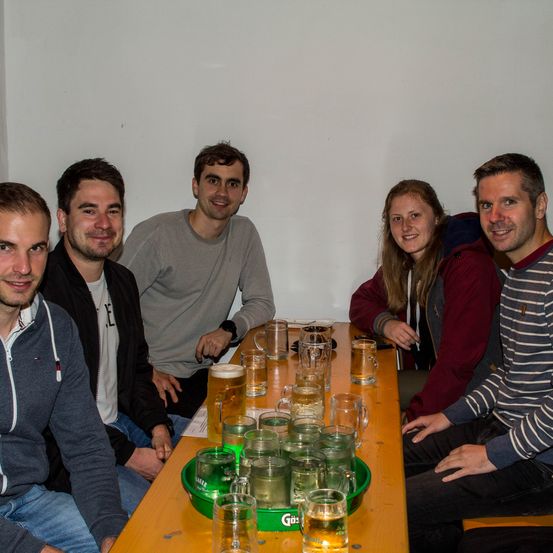 Bild enthält, Pub, Adult, Male, Man, Person, People, Female, Woman, Glass, Face