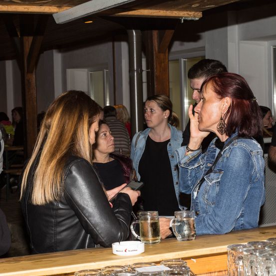 Bild enthält, Bar Counter, Pub, Coat, Jacket, Adult, Female, Person, Woman, Male, Man