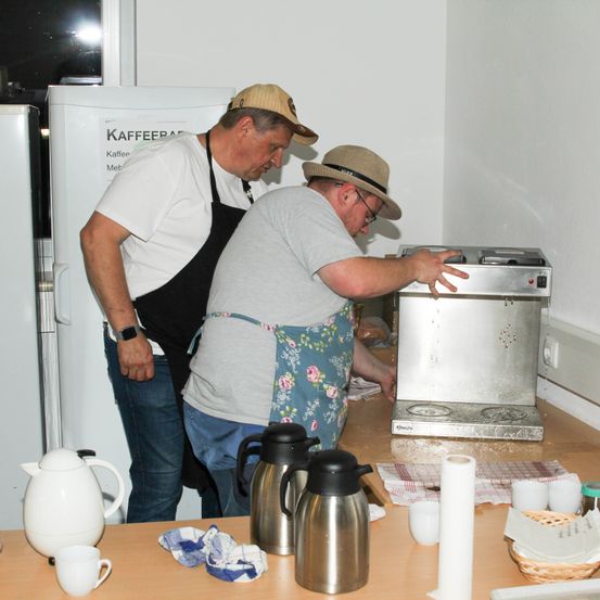 Bild enthält, Hat, Adult, Male, Man, Person, Pottery, Pot, Jeans, Baseball Cap, Face