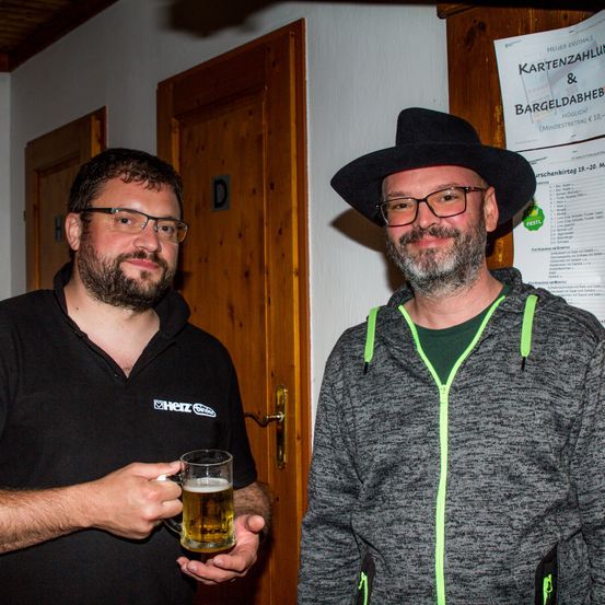 Bild enthält, Beer, Glass, Adult, Male, Man, Person, Hat, Face, Glasses, Beard