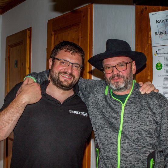 Bild enthält, Beard, Face, Head, Person, Hat, Finger, Adult, Male, Man, Glasses