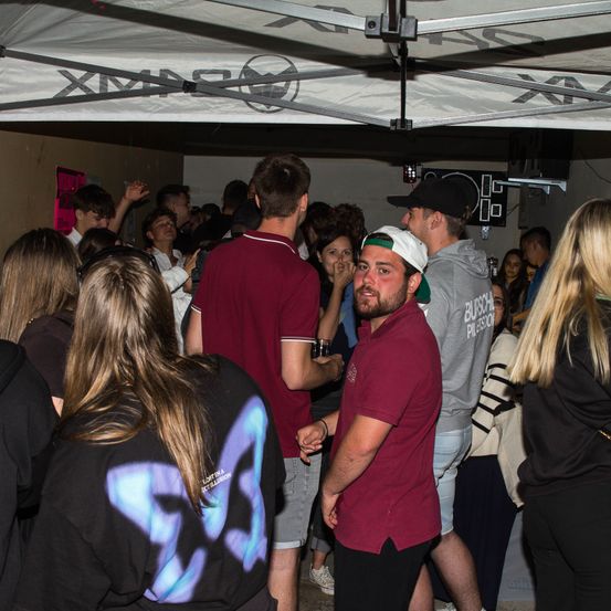 Bild enthält, Adult, Female, Person, Woman, People, Urban, Male, Man, Party, Face