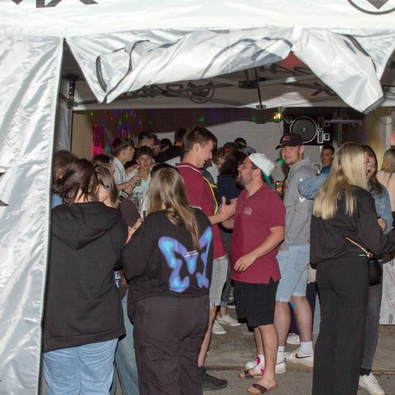 Bild enthält, People, Person, Adult, Female, Woman, Pants, Shoe, Shorts, Jeans, Baseball Cap