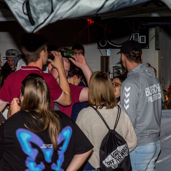 Bild enthält, Adult, Male, Man, Person, Female, Woman, Urban, People, Jeans, Face