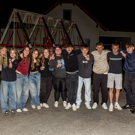 Bild enthält, Pants, People, Person, Jeans, Boy, Male, Teen, Shoe, Groupshot, Outdoors