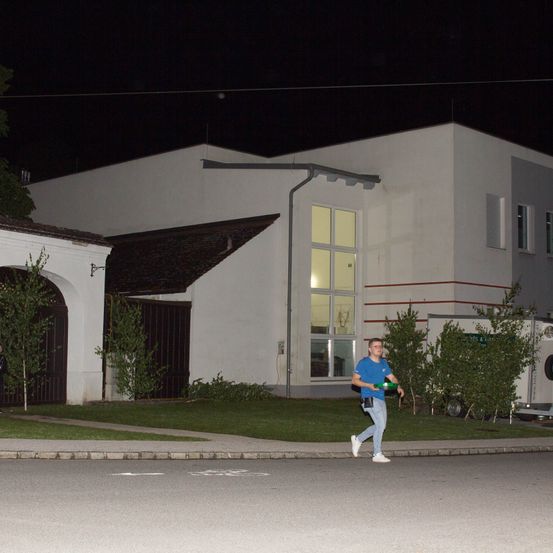 Bild enthält, Neighborhood, Spoke, Alloy Wheel, Person, Walking, Shorts, Road, Grass, Tarmac, Building