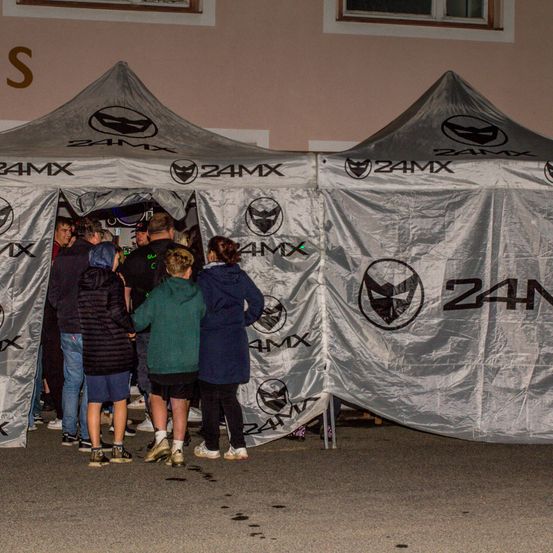 Bild enthält, Banner, Text, People, Person, Shorts, T-Shirt, Jeans, Shoe, Coat, Tent