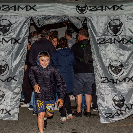 Bild enthält, Shorts, Banner, People, Person, Coat, Jacket, Baseball Cap, Adult, Male, Man