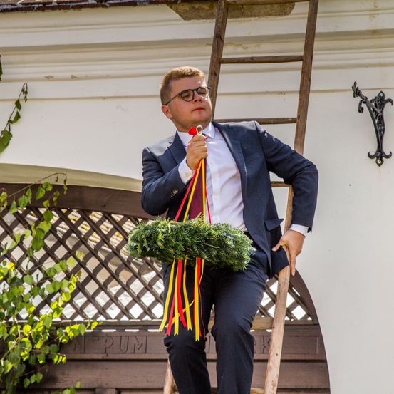 Bild enthält, Blazer, Coat, Jacket, Garden, Suit, Flower Arrangement, Adult, Male, Man, Person