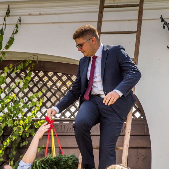 Bild enthält, Garden, Nature, Blazer, Gardening, Formal Wear, Suit, Adult, Male, Man, Person