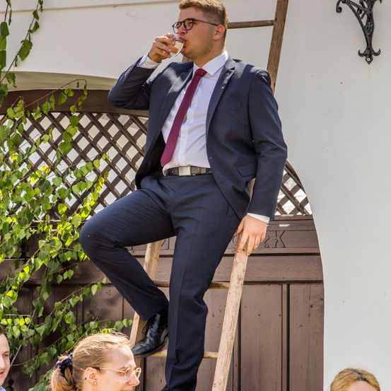 Bild enthält, Blazer, Coat, Jacket, Formal Wear, Suit, Pants, Adult, Female, Person, Woman