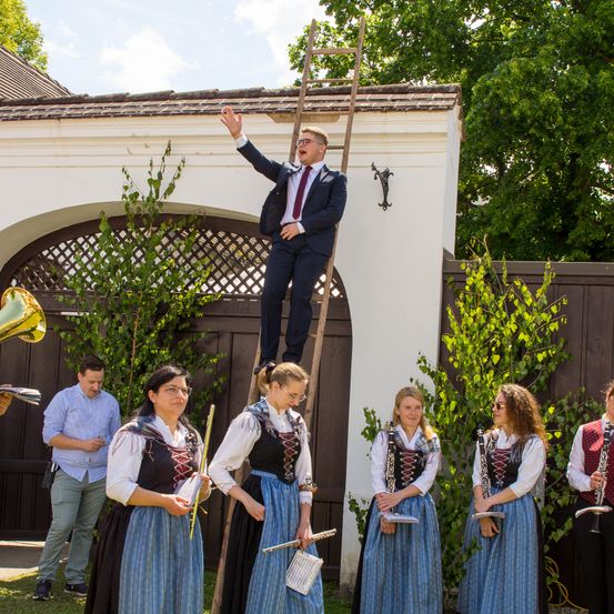 Bild enthält, Music Band, Person, Female, Girl, Teen, Adult, Male, Man, Suit, Tuba