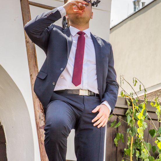 Bild enthält, Blazer, Coat, Jacket, Formal Wear, Tie, Suit, Pants, Adult, Man, Person