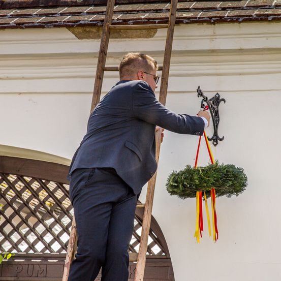 Bild enthält, Garden, Outdoors, Potted Plant, Gardening, Adult, Male, Man, Person, Gardener, Handrail