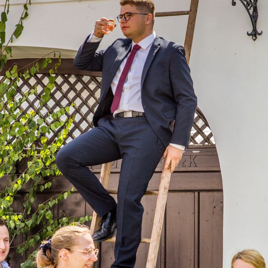 Bild enthält, Blazer, Coat, Jacket, Formal Wear, Suit, Pants, Shirt, Adult, Person, Woman