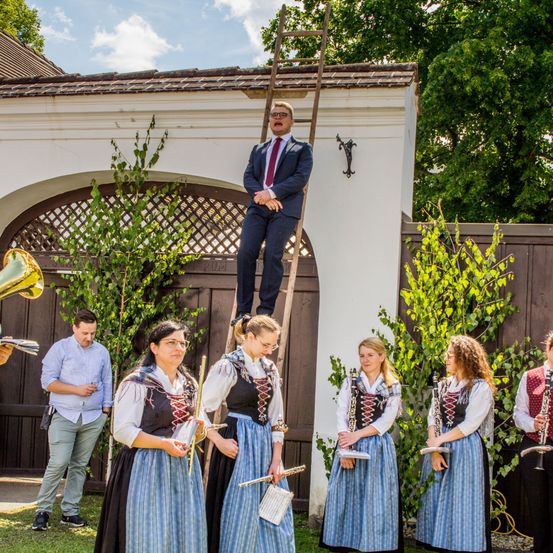 Bild enthält, Group Performance, Music Band, Person, Adult, Male, Man, Tuba, Female, Woman, People