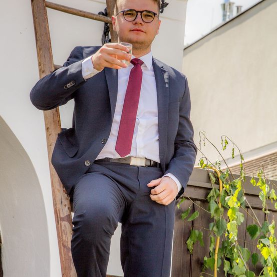 Bild enthält, Blazer, Coat, Jacket, Formal Wear, Tie, Suit, Pants, Adult, Man, Person