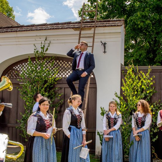 Bild enthält, Group Performance, Music Band, Person, Adult, Female, Woman, Male, Man, Horn, Tuba