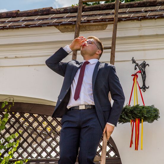 Bild enthält, Blazer, Coat, Jacket, Formal Wear, Adult, Male, Man, Person, Pants, Suit