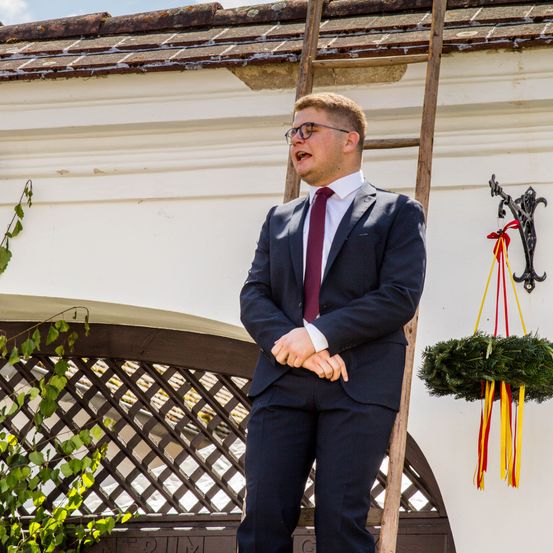 Bild enthält, Potted Plant, Formal Wear, Suit, Adult, Male, Man, Person, Blazer, Flower Arrangement, Flower Bouquet