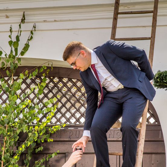 Bild enthält, Formal Wear, Suit, Blazer, Coat, Jacket, Potted Plant, Adult, Male, Man, Person