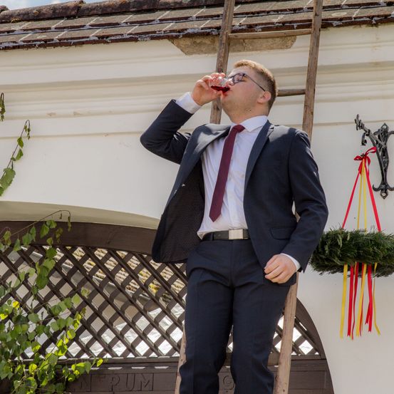 Bild enthält, Blazer, Coat, Jacket, Formal Wear, Suit, Adult, Male, Man, Person, Tie