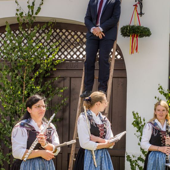 Bild enthält, Adult, Female, Person, Woman, Formal Wear, Male, Man, Dress, Musical Instrument, Oboe