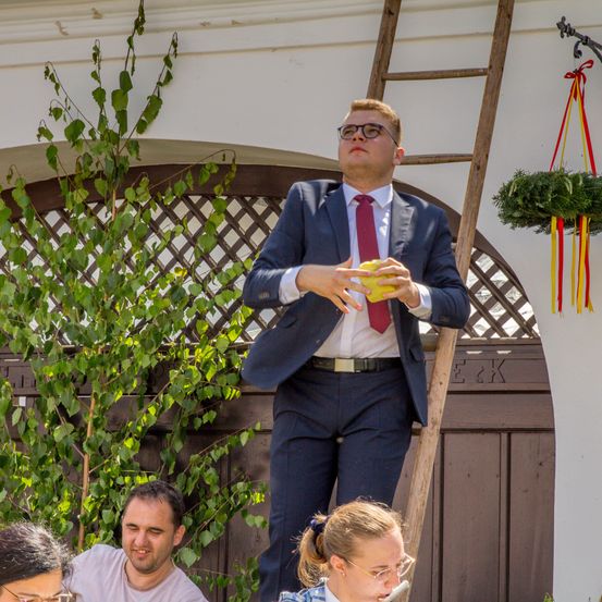 Bild enthält, Potted Plant, Garden, Adult, Male, Man, Person, People, Pants, Blazer, Flower Arrangement