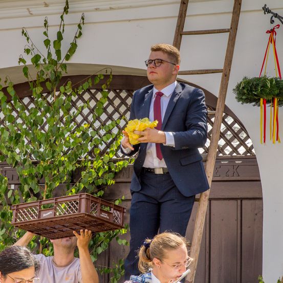 Bild enthält, Potted Plant, Flower, Flower Arrangement, Flower Bouquet, Garden, Adult, Male, Man, Person, Planter