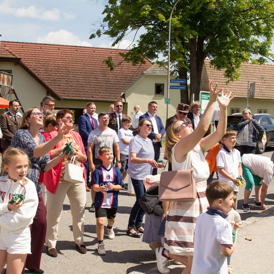 Bild enthält, People, Person, Shorts, Neighborhood, Adult, Female, Woman, Boy, Child, Male