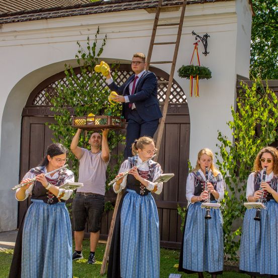 Bild enthält, Group Performance, Music Band, Person, Adult, Female, Woman, Girl, Teen, Male, Man