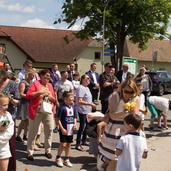 Bild enthält, Shorts, Neighborhood, People, Person, Adult, Female, Woman, Boy, Child, Male