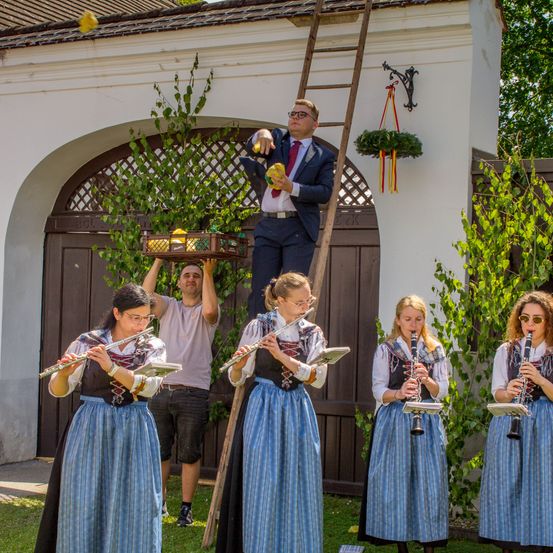 Bild enthält, Group Performance, Music Band, Person, Female, Girl, Teen, People, Adult, Woman, Man