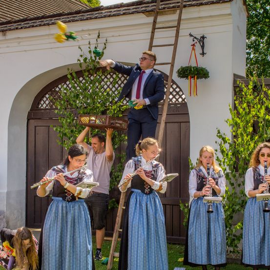 Bild enthält, Person, Female, Girl, Teen, Adult, Woman, Male, Man, Tuba, Child