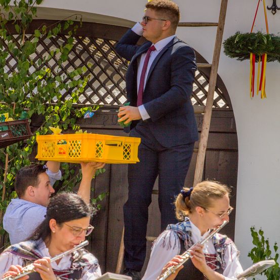 Bild enthält, Person, Adult, Female, Woman, Male, Man, Formal Wear, Coat, Face, Guitar